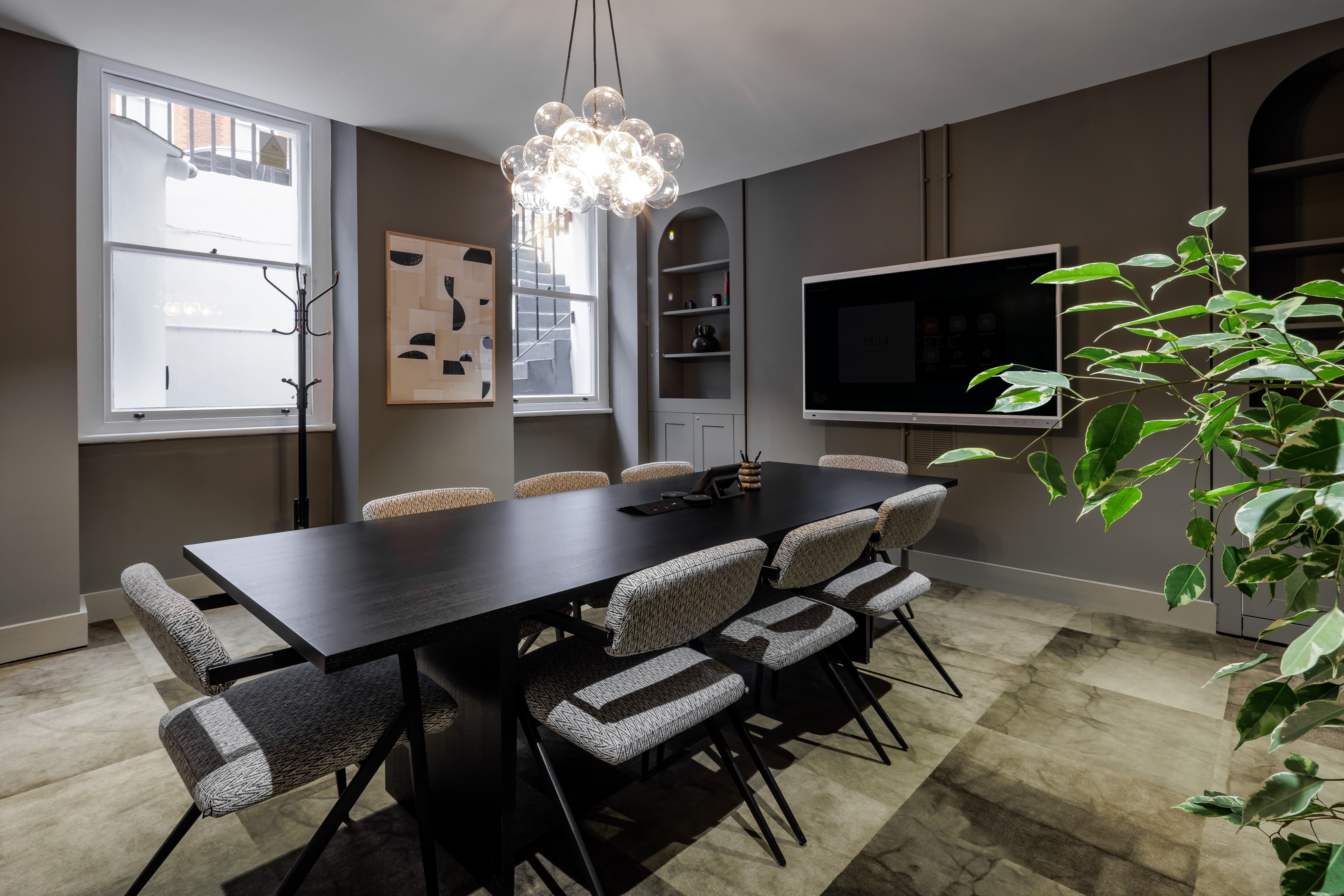 Modern meeting room with elongated table and ample natural light - ideal for conferences. - Banner