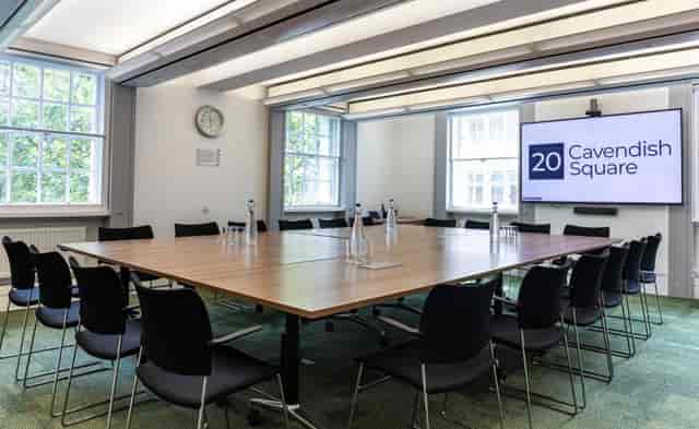 Meeting room with large table and natural light, perfect for brainstorming or strategy sessions.