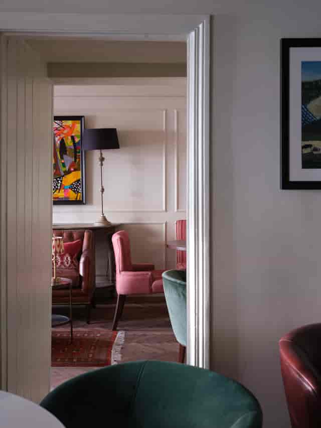 Stylish meeting space at Salt Bar, perfect for creative gatherings and brainstorming.