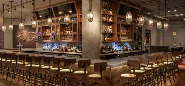 Stylish bar at InterContinental Miami, ideal for networking events and informal meetings.