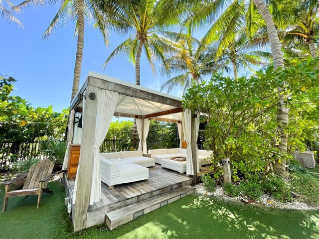 Tropicale at The Miami Beach EDITION: VIP breakout session and networking lounge space.