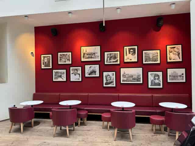 Stylish Vapiano Tower Bridge bar with red accents for casual meetings and networking