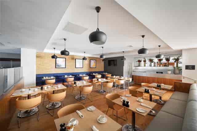Le café Restaurant in Voco Reading, modern dining space for events and meetings.