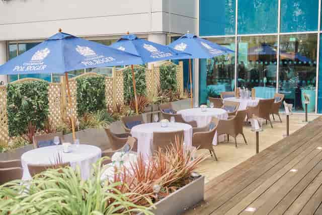 Elegant outdoor dining at Voco Reading for receptions and meetings with lush greenery.