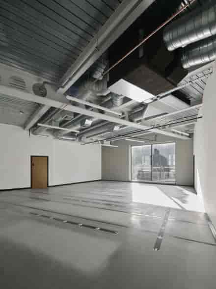 Studio 101 industrial venue with natural light, perfect for creative workshops and pop-up exhibits.