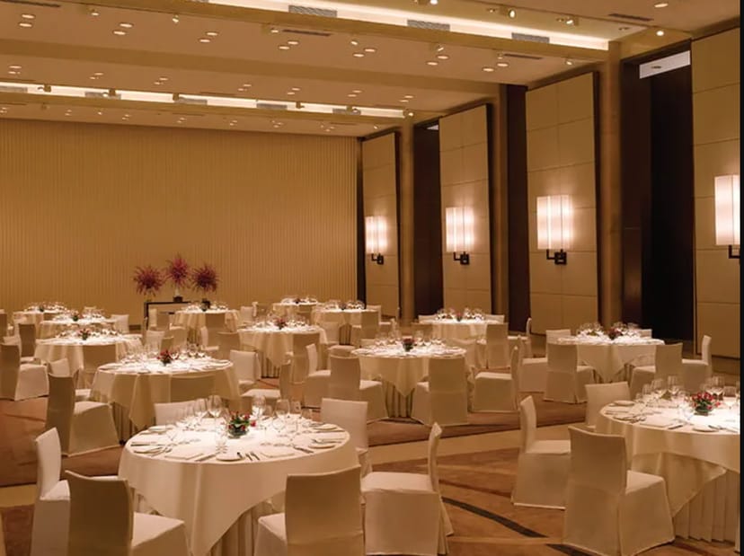 Elegant banquet hall with round tables, ideal for weddings or corporate events.