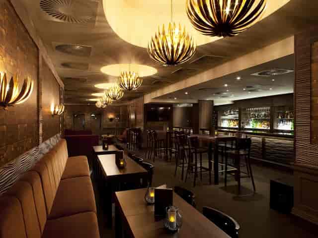 Fitzroy event space at Radisson Blu, London: modern décor for cocktail receptions and meetings.