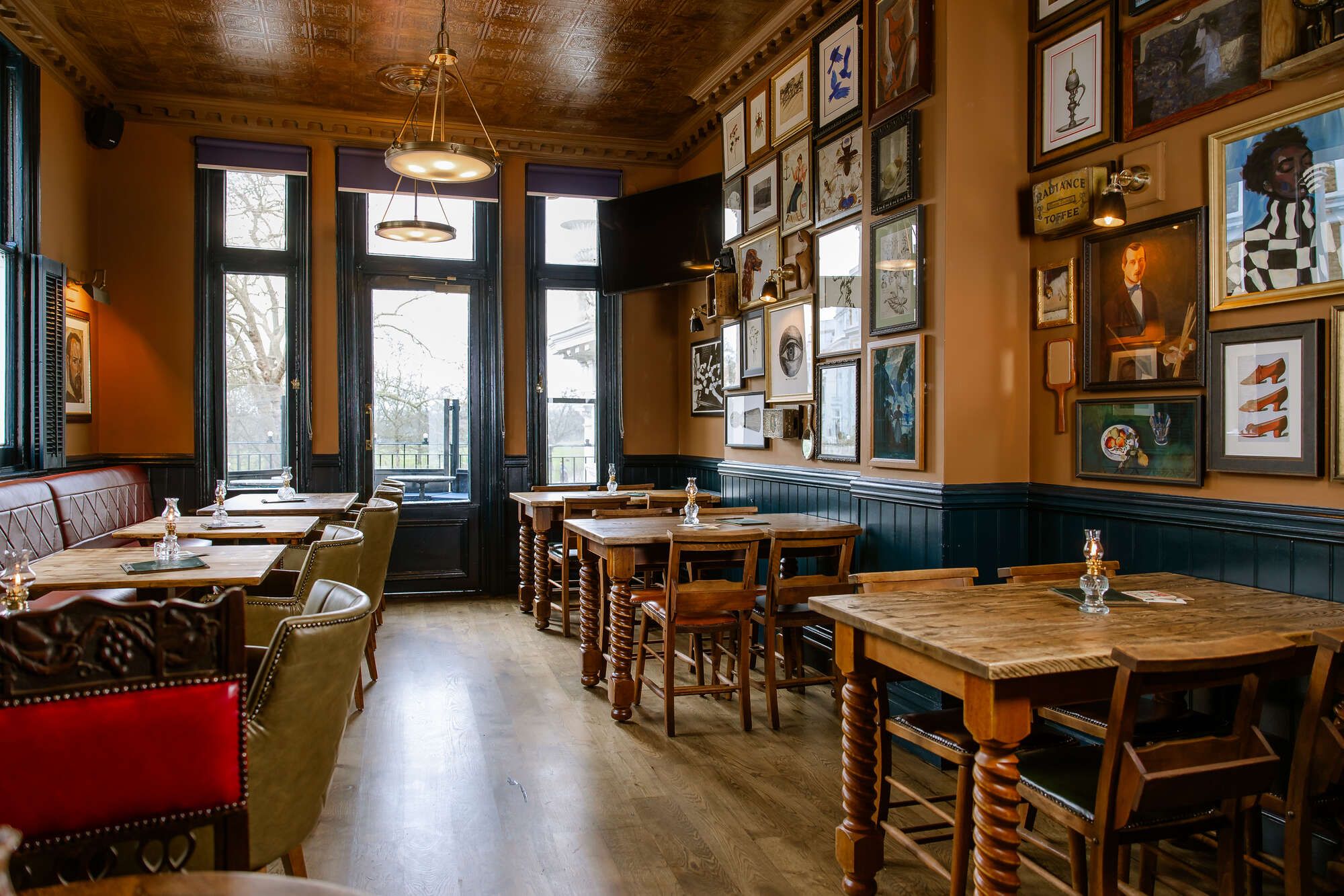 Cozy dining space in Queen's Quarters, ideal for meetings and casual gatherings.