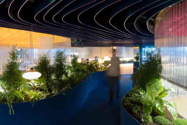 Modern workshop space with lush greenery, perfect for events and networking.