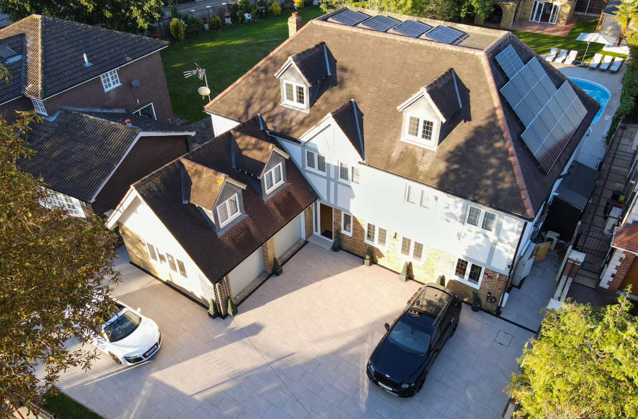 Elegant Emerson Park Villa, spacious venue for corporate retreats and social gatherings. - Banner