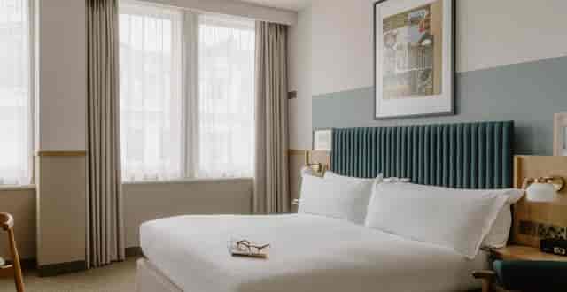 Modern Club Quarters St. Paul’s guest room with crisp linens for corporate conference room blocks.
