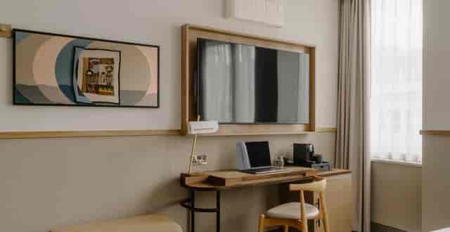 Ergonomic bedroom at Club Quarters St. Paul’s for corporate travel and business meetings.