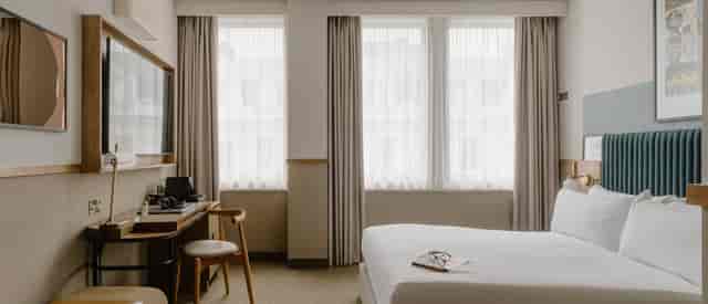 Modern Club Quarters St. Paul’s guest room with desk for corporate travel and VIP events.