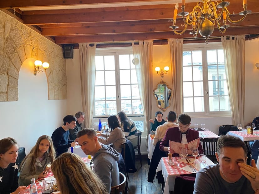 Bustling dining area at Le Cabanon Pigalle for casual gatherings and social events.