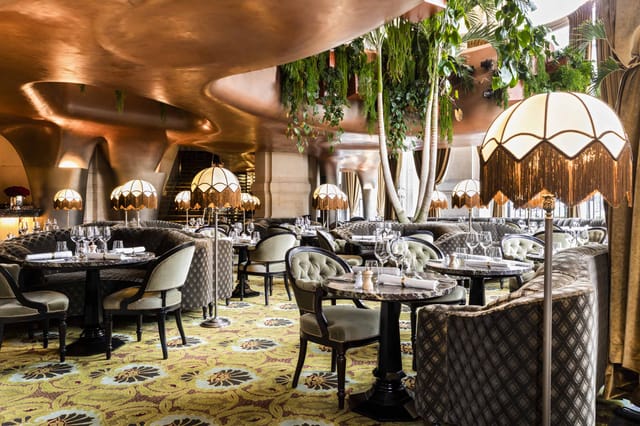 Chic dining venue in Le Cabanon Pigalle featuring elegant lighting for private dinners.