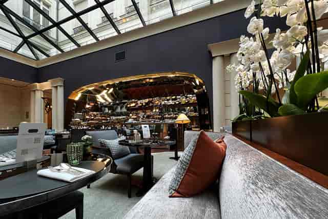 Elegant Main Dining Room at Les Bariolés de Maud, perfect for meetings and events.