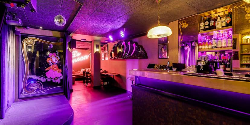 Vibrant bar area at Le Cancan Pigalle, ideal for cocktail events and gatherings.