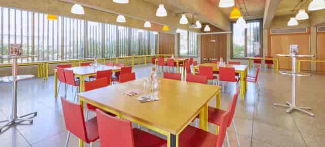 Palm Meeting Room: modular table layout for collaborative workshops and flexible business meetings.