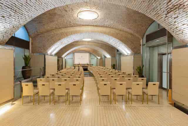 Elegant meeting space with arched ceiling at Anantara Palazzo Naiadi, ideal for workshops.