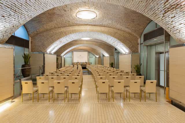 Elegant meeting space with arched ceiling at Anantara Palazzo Naiadi, ideal for workshops.
