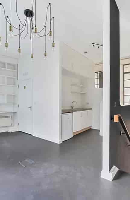 Modern meeting space with clean lines, perfect for workshops and sessions.