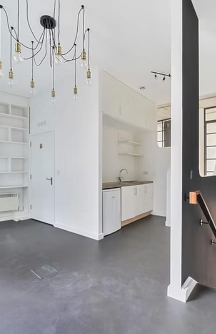Modern meeting space with clean lines, perfect for workshops and sessions.