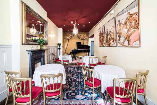 Intimate Rooms