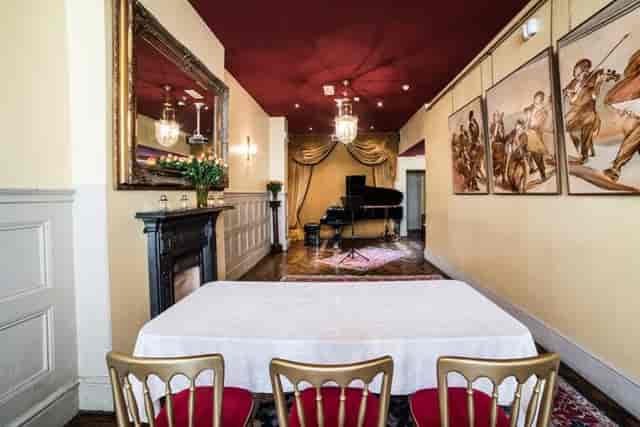 Intimate Rooms