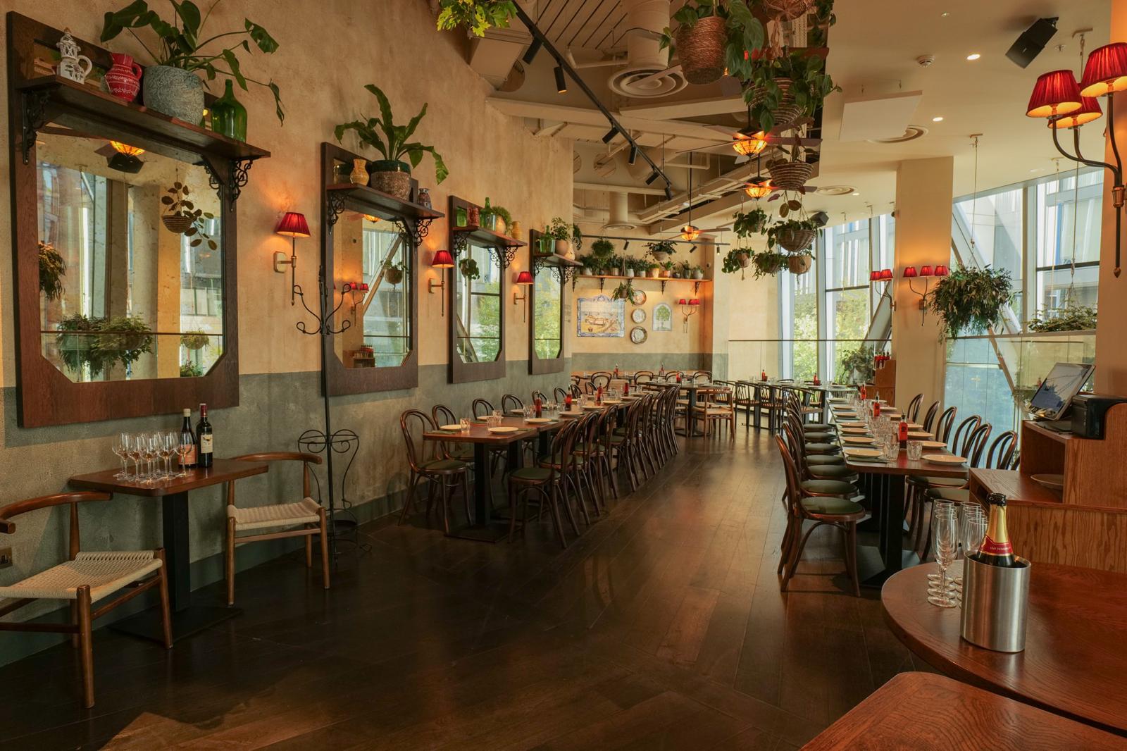 Elegant venue with warm lighting for meetings and events at Casa do Frango Victoria. - Banner