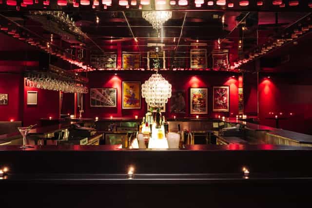 Piano Bar at Minsky's Hotel: upscale lounge with mirrored ceilings for corporate event receptions.