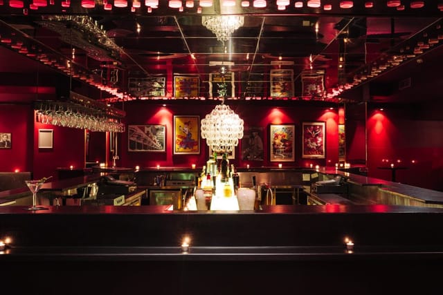 Piano Bar at Minsky's Hotel: upscale lounge with mirrored ceilings for corporate event receptions.