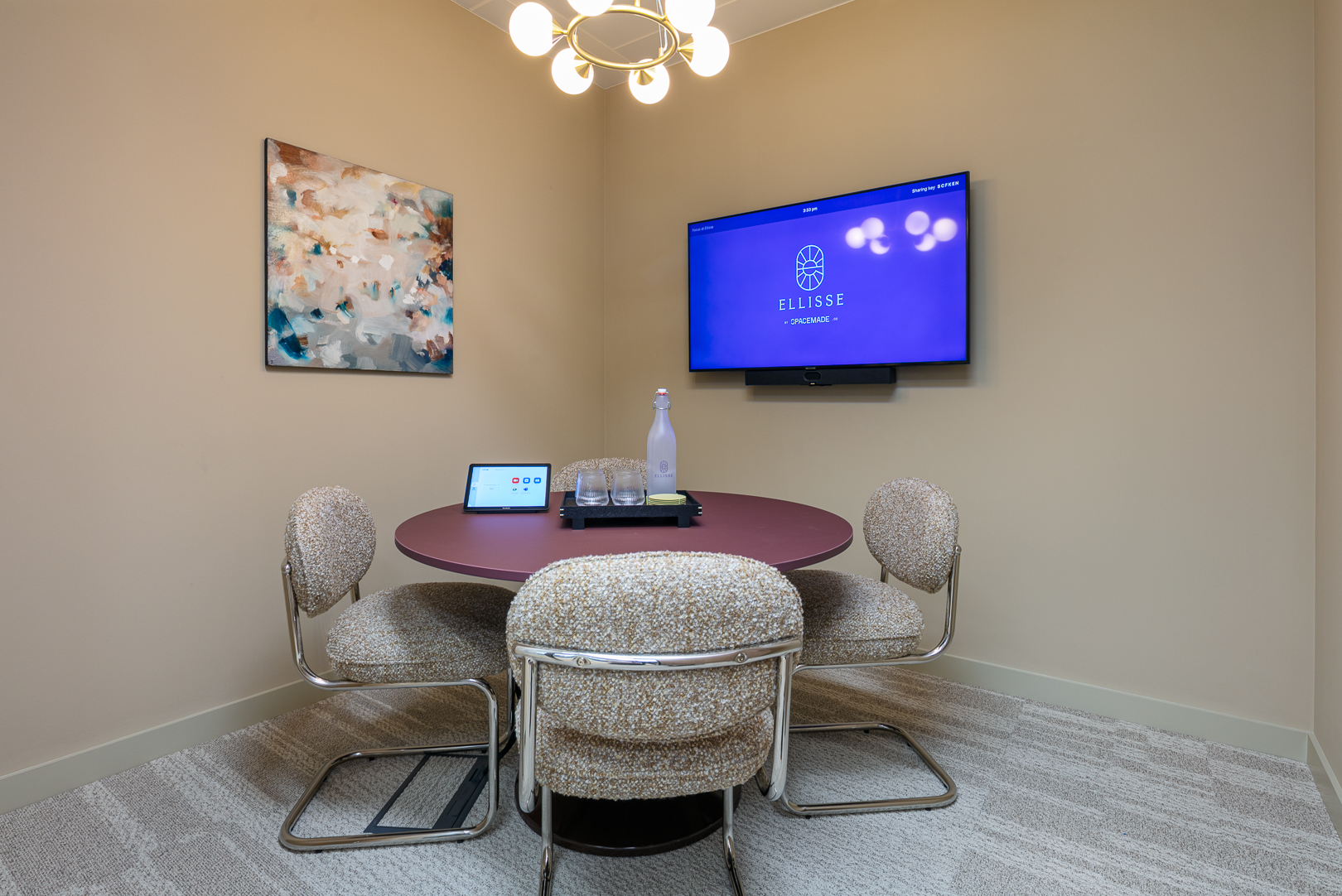 Focus Meeting Room in Ellisse: tech-enabled huddle space for collaborative team breakout sessions.