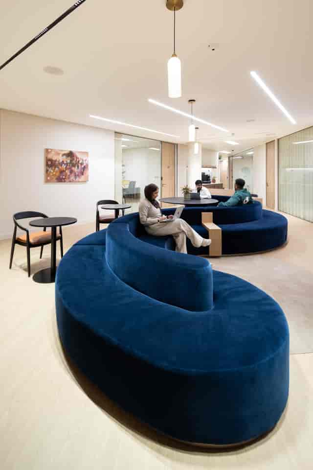 Vista Meeting Room with curved modular seating for agile workspace collaboration.