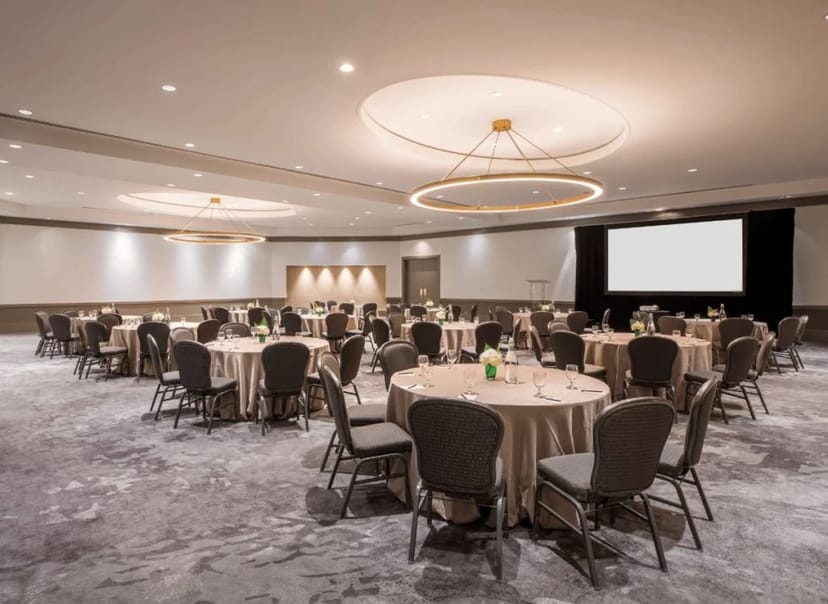 Elegant meeting space with round tables, ideal for corporate events and social gatherings.