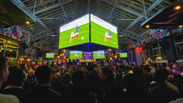 Belushi's Barcelona event space with vibrant decor, ideal for corporate gatherings and sports.