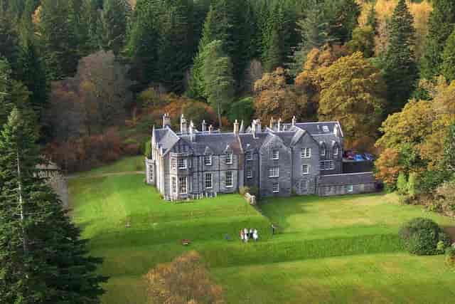 Charming Ardanaiseig Hotel estate perfect for retreats and intimate events amidst lush greenery.