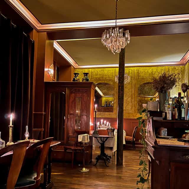 Private Salon in Astier with antique decor, ideal for boutique dinners and VIP cocktail events.