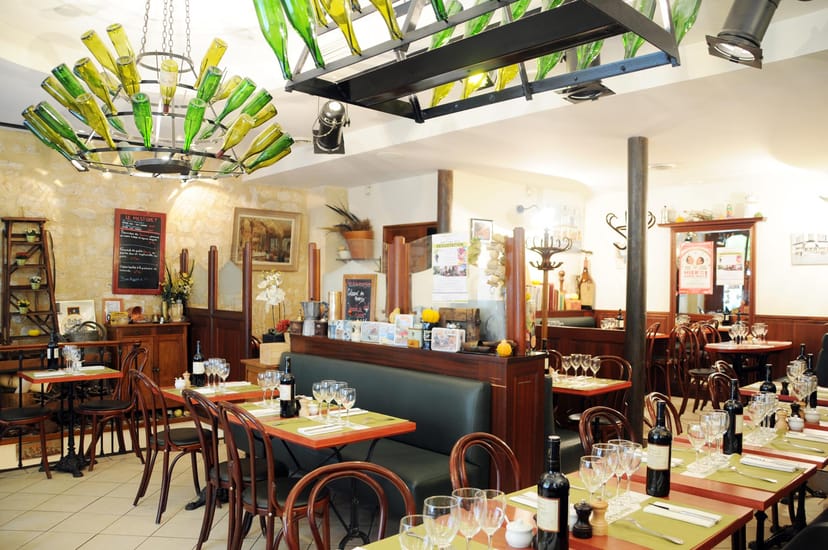 Charming Private Salon in Le Mesturet, ideal for cozy team dinners and intimate events.