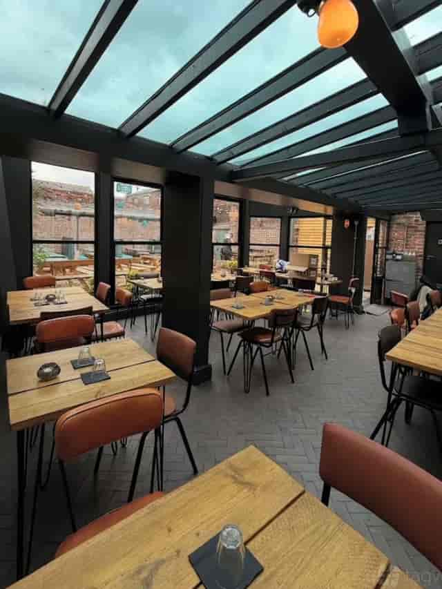 Stylish venue hire with natural light, perfect for meetings and social gatherings.