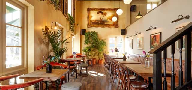 Stylish event venue with natural light, perfect for gatherings and networking.