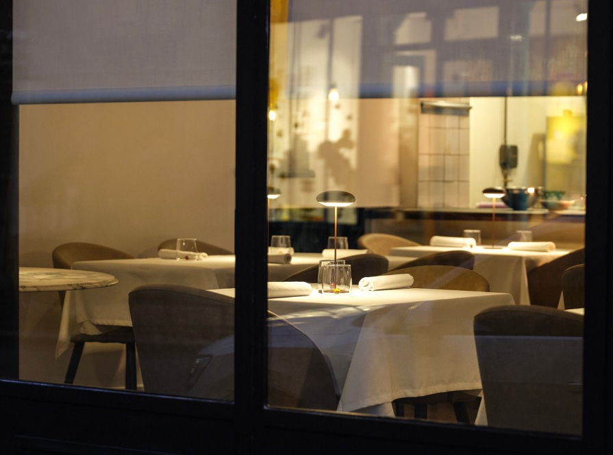 Elegant Amâlia Restaurant setting with white linens, ideal for intimate events and networking.