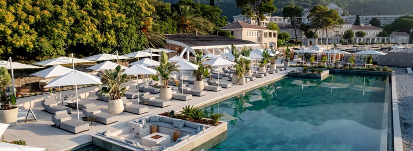 Lazure Hotel & Marina - image 1