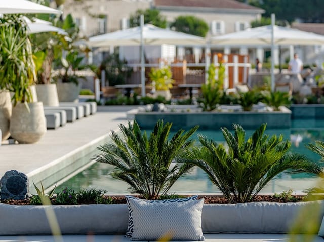 Lazure Hotel & Marina - image 2