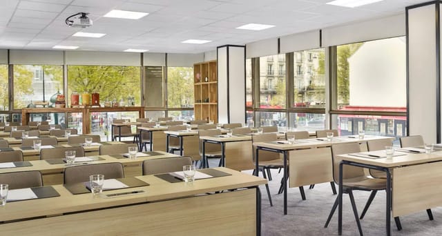 Modern corporate meeting room with natural light at Hyatt Regency Paris Etoile.