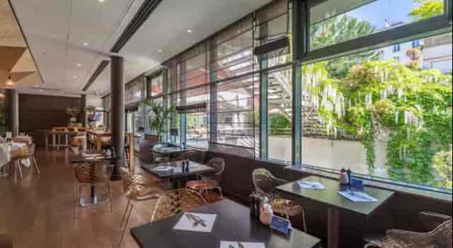 Cabernet Sauvignon in elegant DoubleTree Paris restaurant, perfect for networking events.