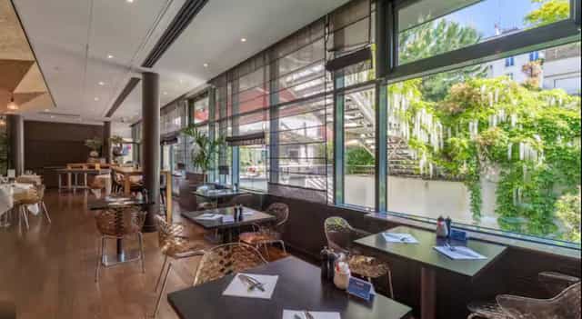 Cabernet Sauvignon in elegant DoubleTree Paris restaurant, perfect for networking events.