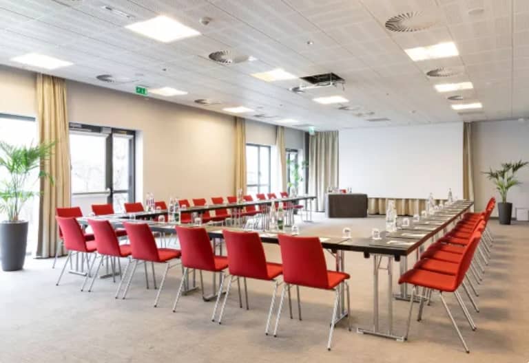 Cabernet Sauvignon meeting room with U-shape setup, natural light, ideal for events.