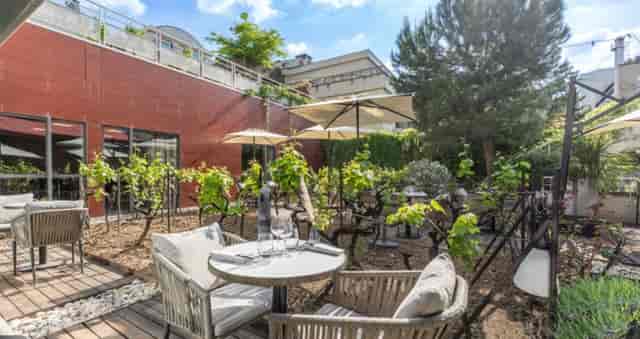 Outdoor event space with Cabernet Sauvignon, ideal for networking and upscale receptions.