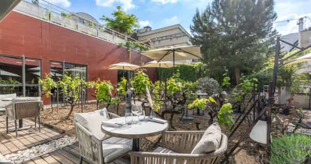 Outdoor event space with Cabernet Sauvignon, ideal for networking and upscale receptions.