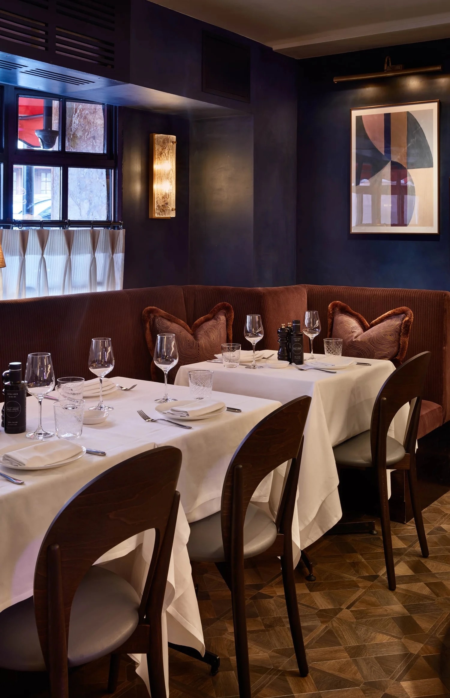 Elegant private dining room in Sale e Pepe Knightsbridge for upscale events and meetings.